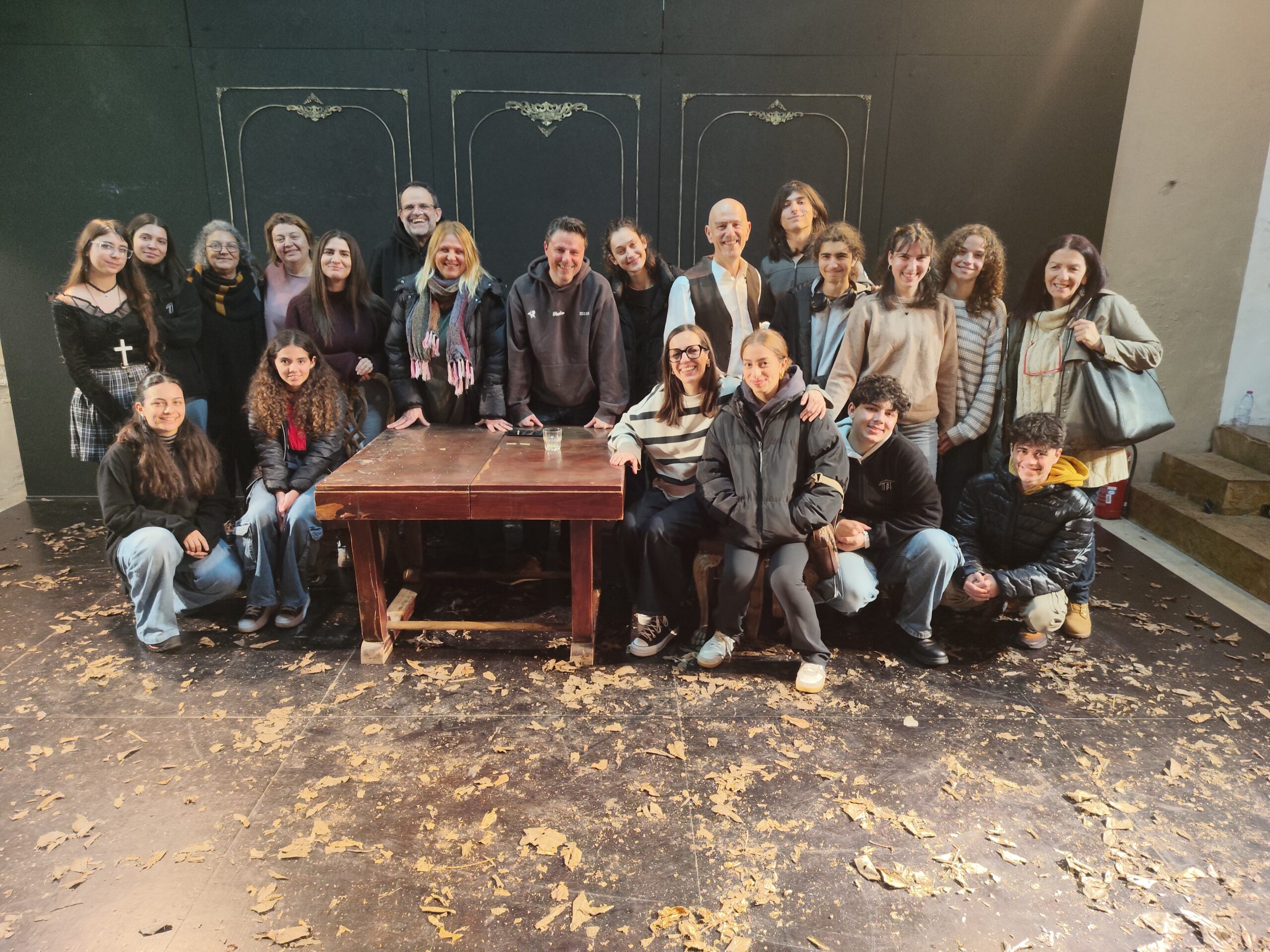 Ο Όμιλος Θεατρικής και Μουσικής Παιδείας στην πρόβα τζενεράλε του έργου «Πρόγονος» του Άγγ. Τερζάκη